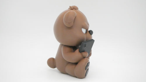 .  🐻📱 Gisbärt – „Bitte nicht stören, ich scrolle!“ Edition