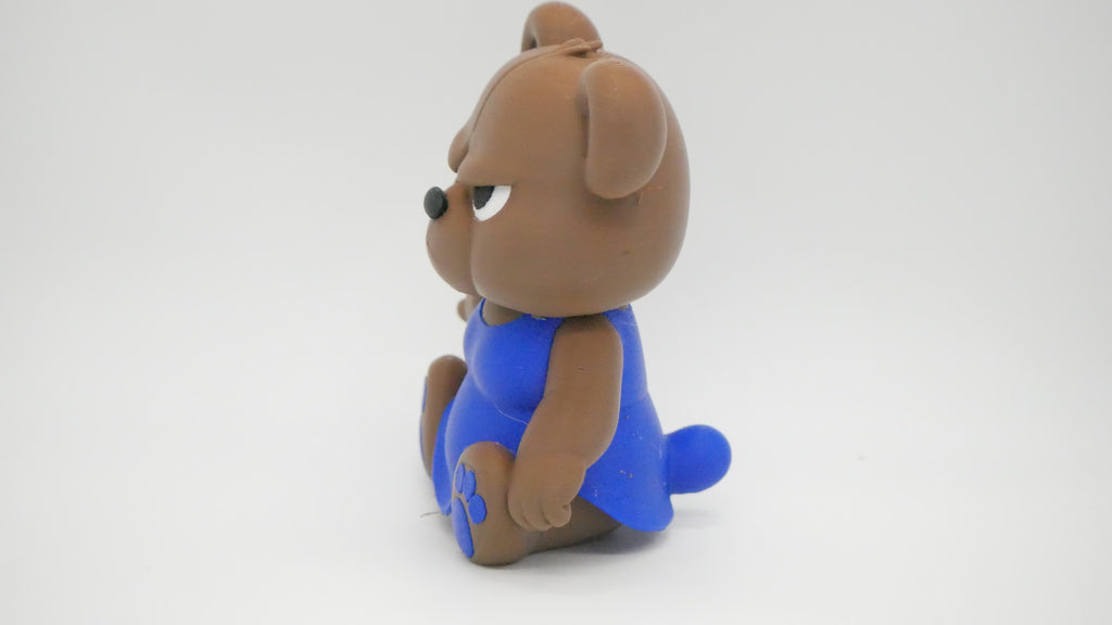 🐻💜💙💛 Bärta – Die Grumpy‑Queen im Kleid