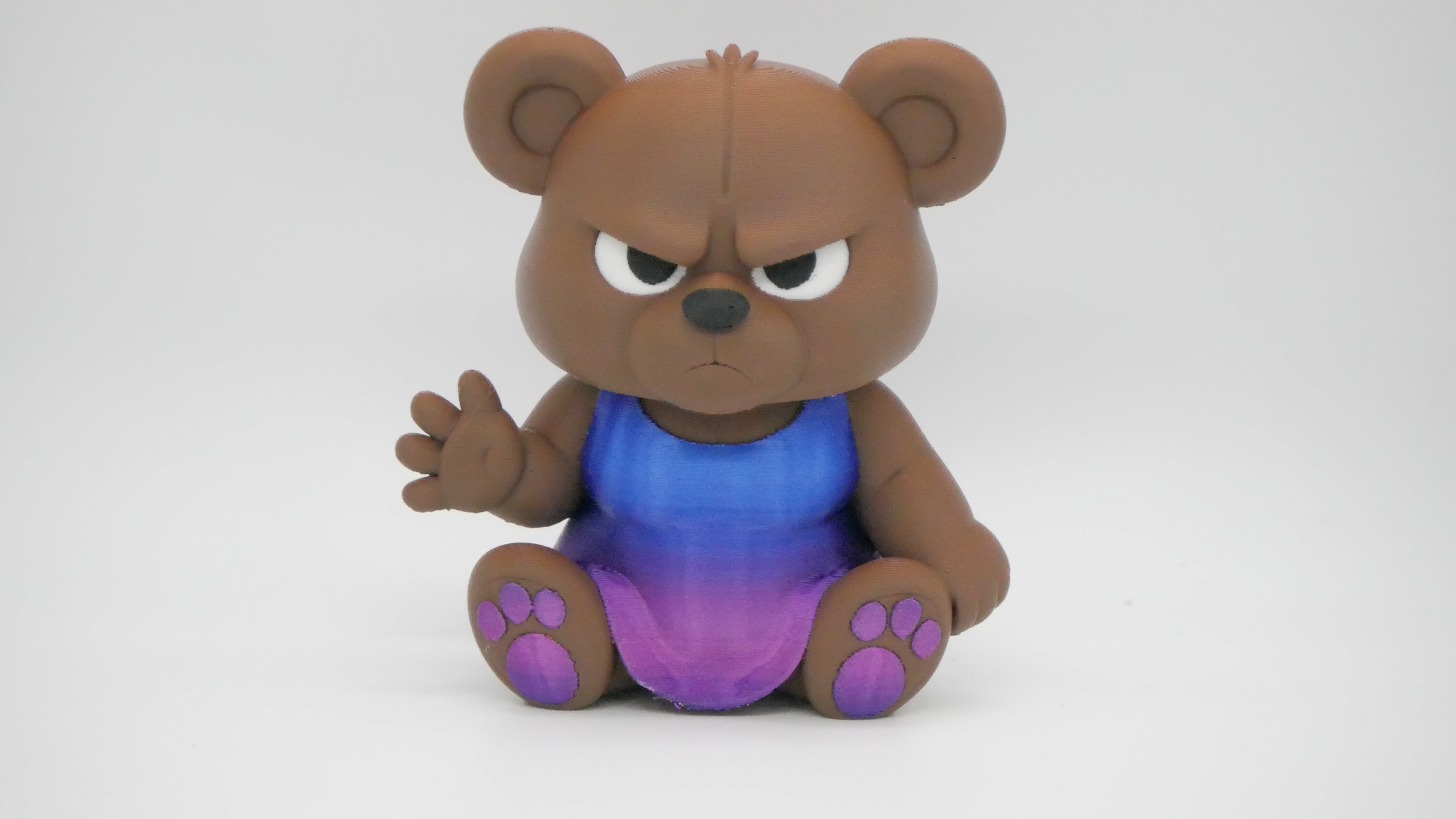 🐻💜💙💛 Bärta – Die Grumpy‑Queen im Kleid