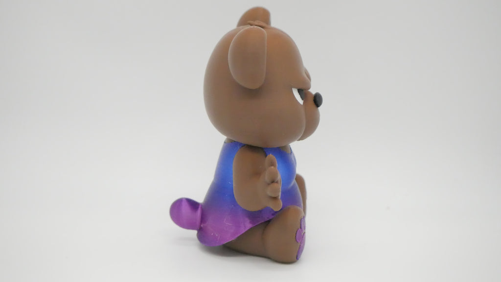 🐻💜💙💛 Bärta – Die Grumpy‑Queen im Kleid