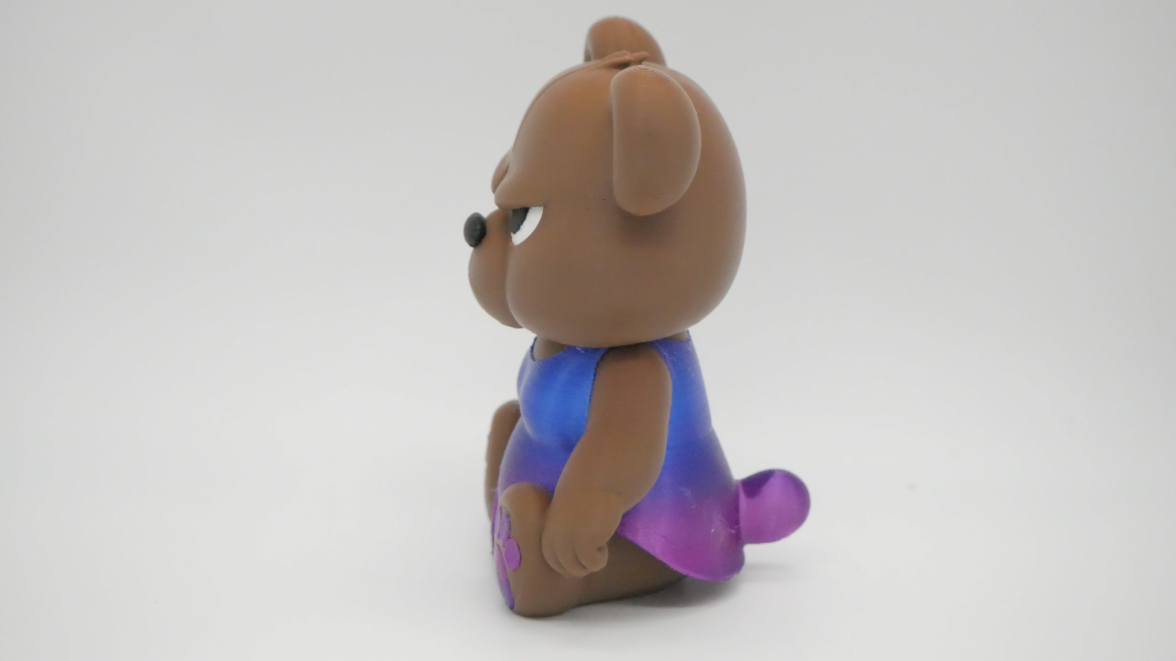 🐻💜💙💛 Bärta – Die Grumpy‑Queen im Kleid